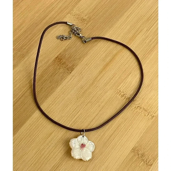 VTG Mother of Pearl Carved Flower Pendant Necklace Leather Rope 13" Choker - Picture 7 of 11